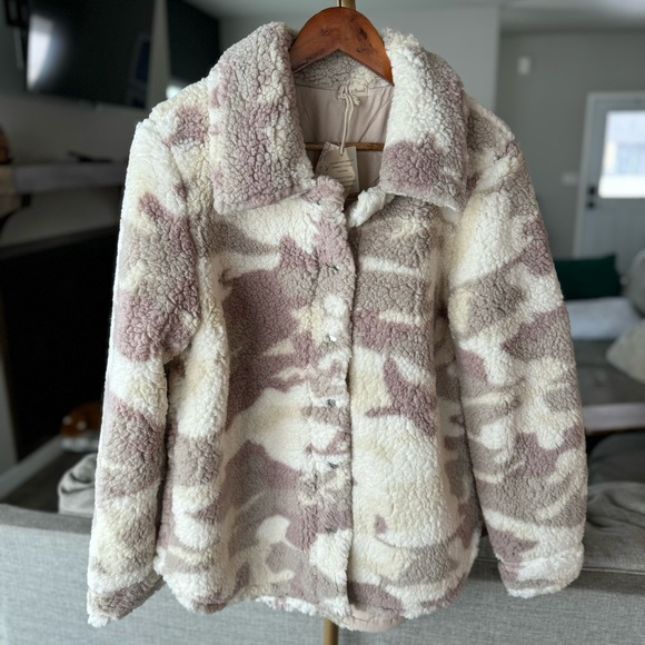 Hem & Thread Lined Sherpa Cozy Neutral Camo Shacket - Picture 4 of 9